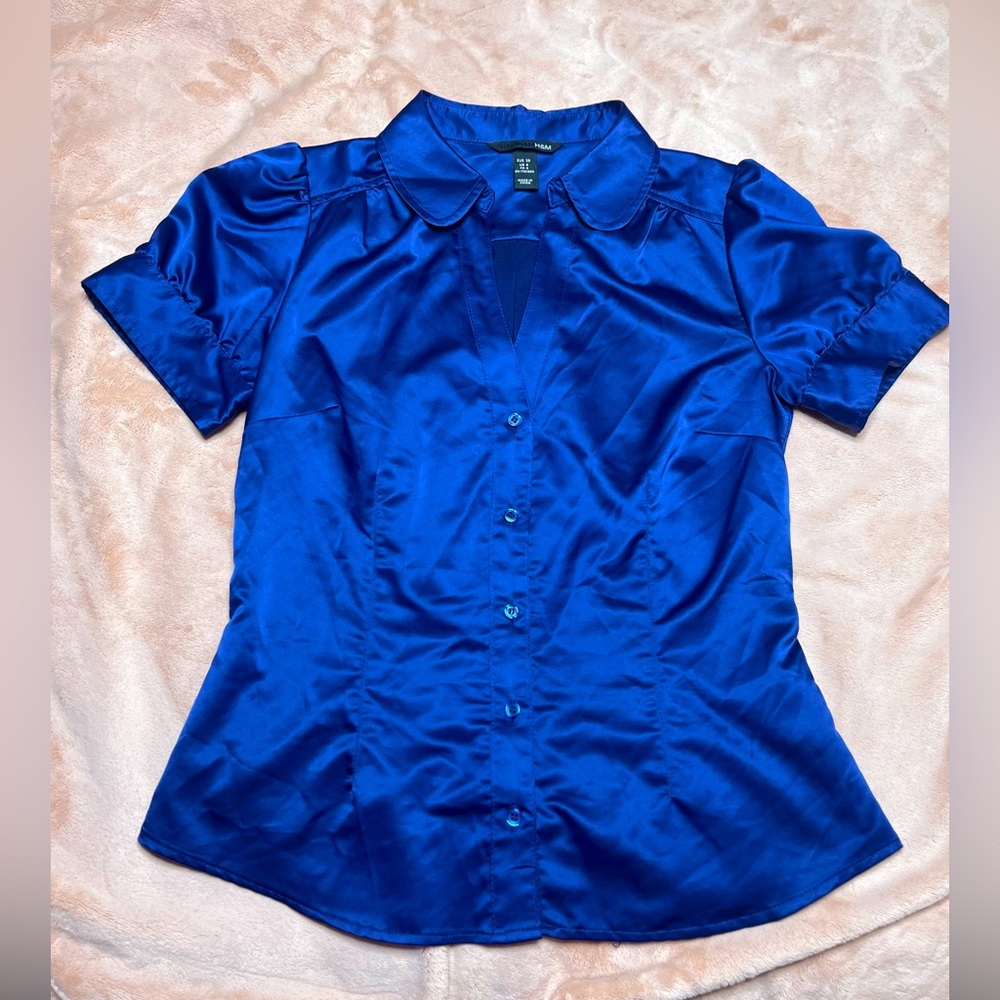🔥Super cute blouse! Feels like satin💕